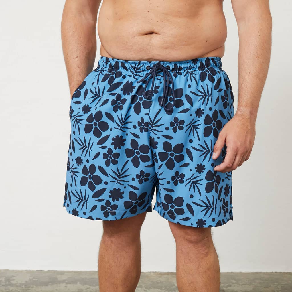 Badehosen Übergröße Herren in Hellblau mit schwarzem Blumendesign für Herren mit großer Größe