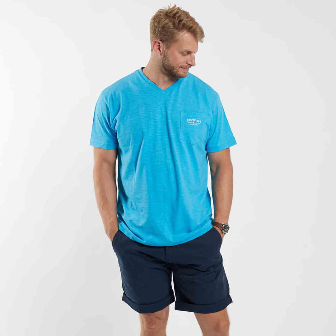 T-Shirt V-Neck kurzarm und Brusttasche mit Druck in Übergröße von ALLSIZE