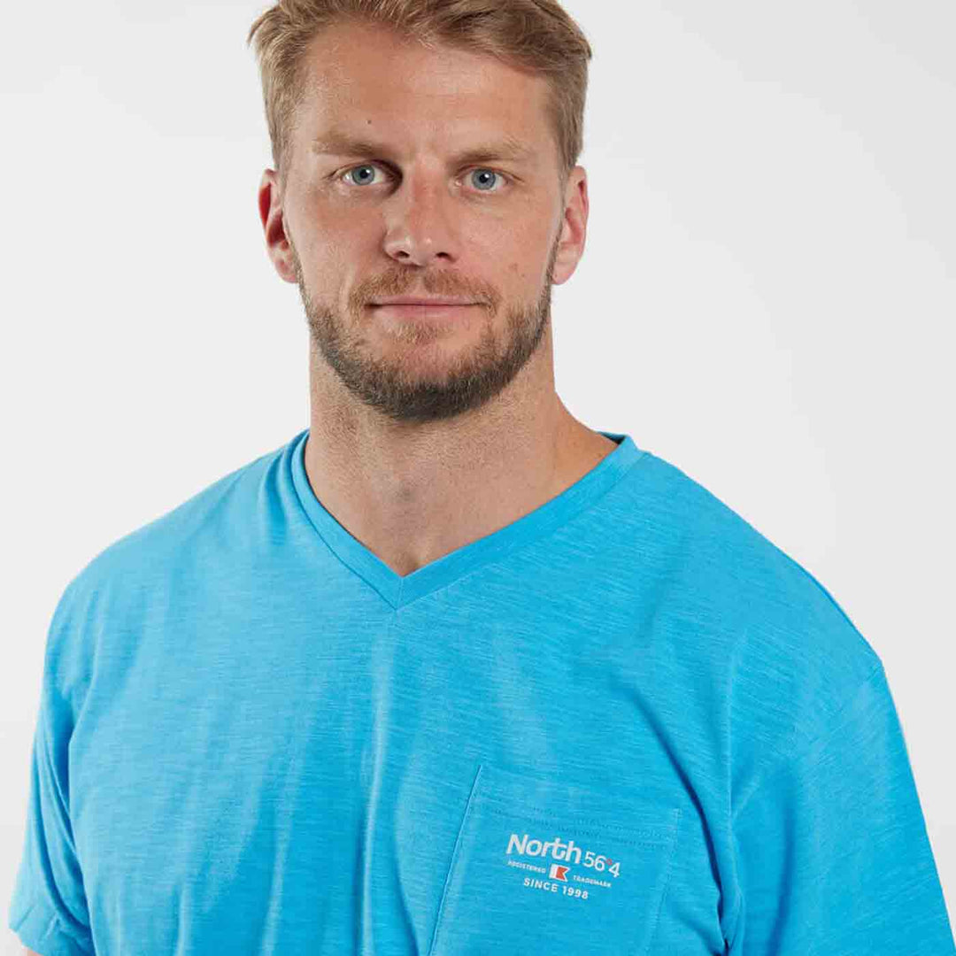 T-Shirt V-Neck kurzarm und Brusttasche mit Druck in Übergröße von ALLSIZE