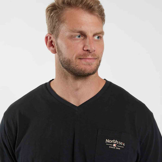T-Shirt V-Neck kurzarm und Brusttasche mit Druck in Übergröße von ALLSIZE
