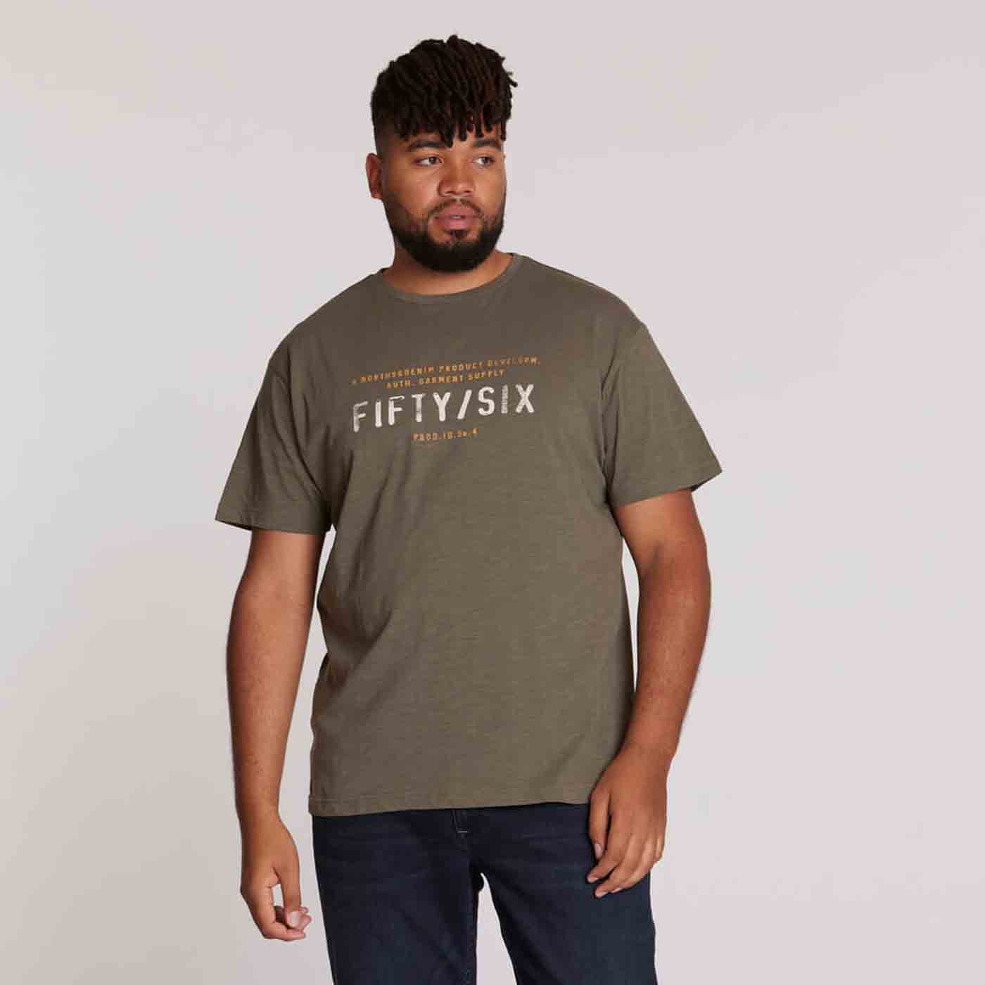 Herren trägt olivgrünes t-shirt mit druck FIFTY/SIX von Allsize mit rundem Ausschnitt