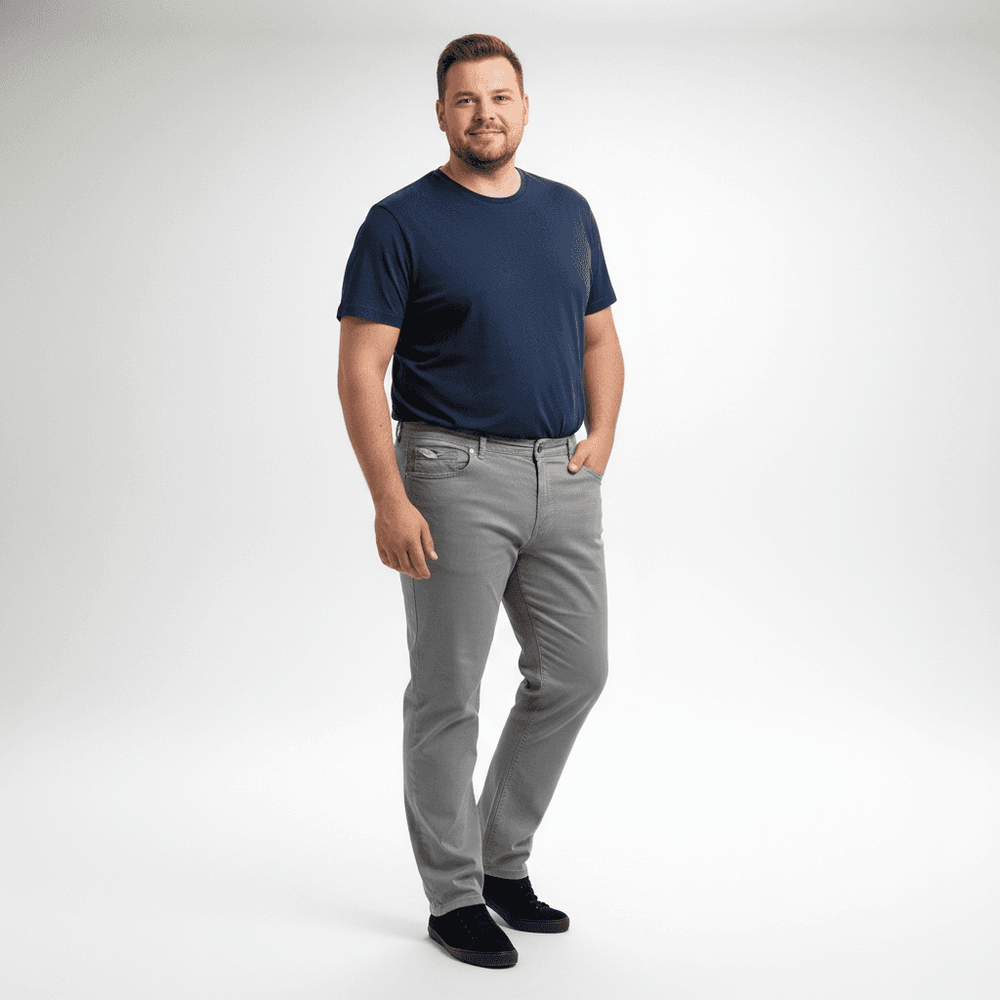 Mann trägt graue Basic jeanshose von BigTiger mit blauem T-Shirt und schwarzen Schuhen