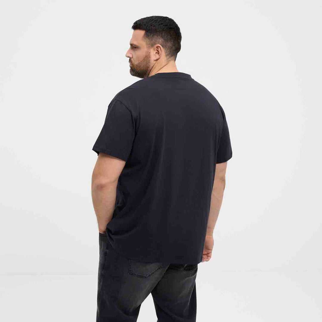 Schwarzes AC/DC T-Shirt Übergröße von Allsize, Rückansicht getragen von Mann in lässiger Pose