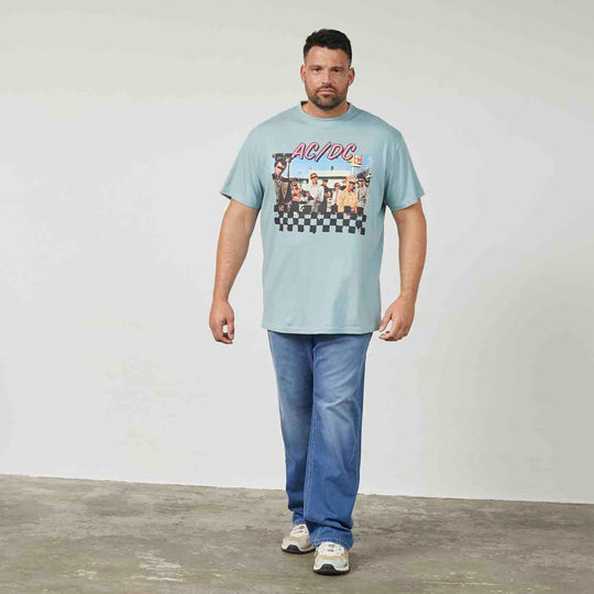 Mann trägt hellblaues Allsize ac/dc t-shirt mit Banddruck und Jeans in lässigem Stil