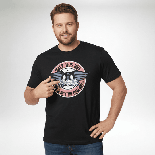 Aerosmith T-Shirt Übergröße in Schwarz mit rundem Logo und Mann der darauf zeigt