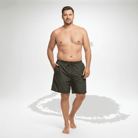 Mann trägt schwarze badeshorts für herren von BigTiger mit elastischem Taillenbund und Taschen