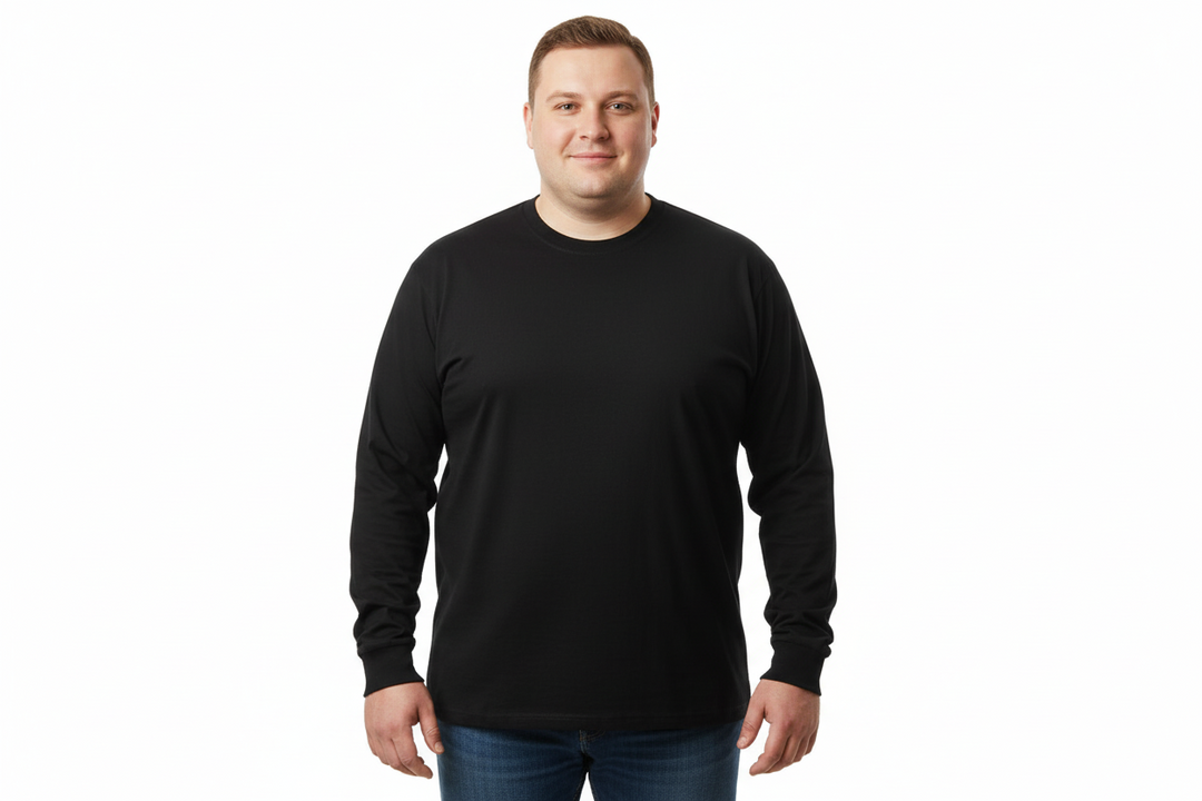 Schwarzes langarm t shirt von Allsize, getragen von Mann vor weißem Hintergrund