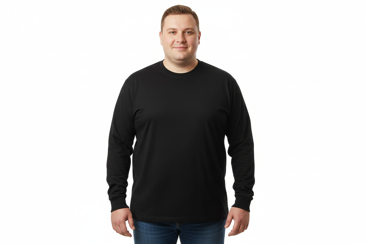 Schwarzes langarm t shirt von Allsize, getragen von Mann vor weißem Hintergrund