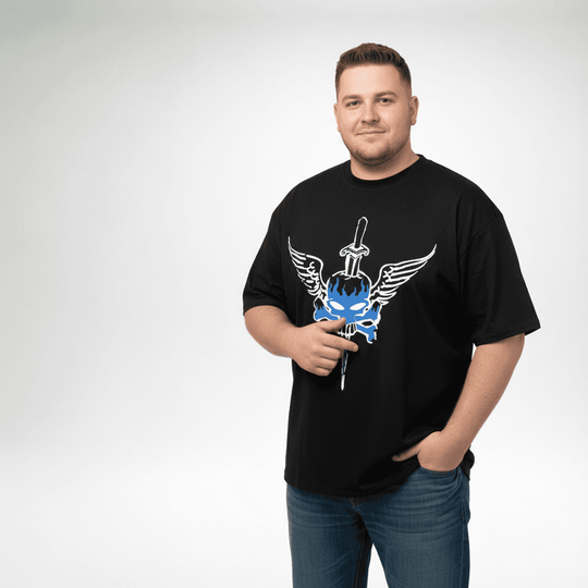 Honeymoon bedrucktes t shirt mit blauem Totenkopf und Flügel Design getragen von Mann
