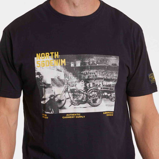 Schwarzes bedrucktes t-shirt von Allsize mit Motorrad- und Werkstattmotiv in Gelb und Weiß