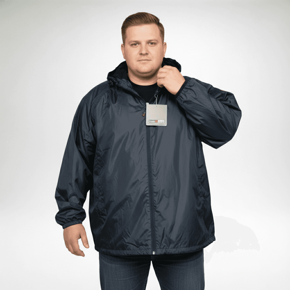 BigTiger regenjacke herren in navyblau mit Kapuze und Reißverschluss, model trägt Jacke vorne