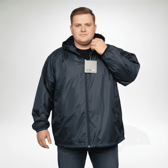 BigTiger regenjacke herren in navyblau mit Kapuze und Reißverschluss, model trägt Jacke vorne
