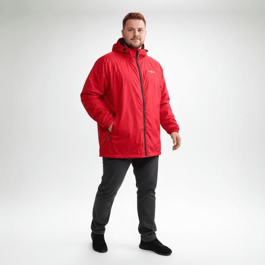 Rote BlueWave regenjacke herren mit Kapuze und Reißverschluss, getragen von einem Mann