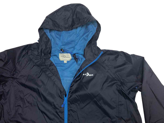 BlueWave regenjacke herren in Schwarz mit Kapuze und blauem Innenfutter für optimalen Wetterschutz