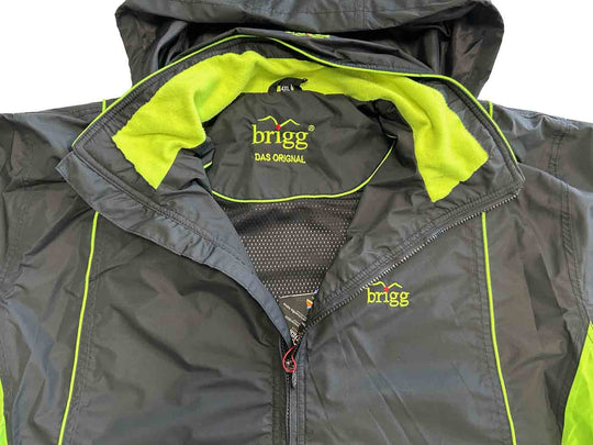 Brigg Herren Regenjacke in Schwarz mit grünem Innenfutter und Kapuze für optimalen Wetterschutz