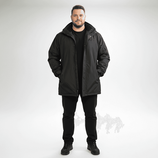 Brigg schwarze herren regenjacke mit Kapuze und langem Schnitt getragen von männlichem Modell