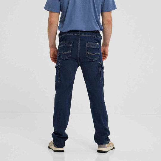 Dunkelblaue Cargo-Jeanshose Herren Übergröße von Allsize mit seitlichen Taschen von hinten getragen
