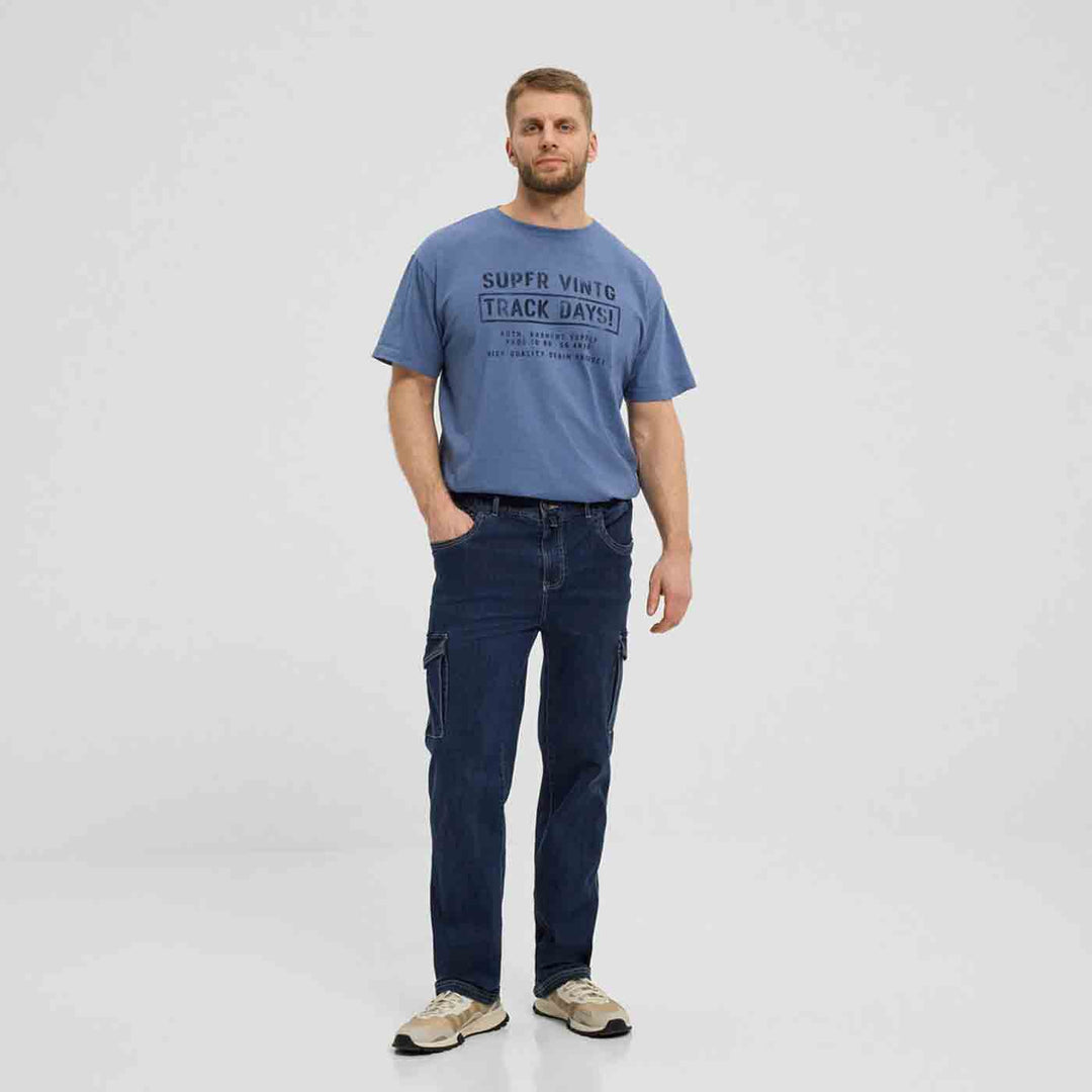 Mann trägt blaue Cargo-Jeanshose Herren Übergröße von Allsize mit Seitentaschen und blauem T-Shirt