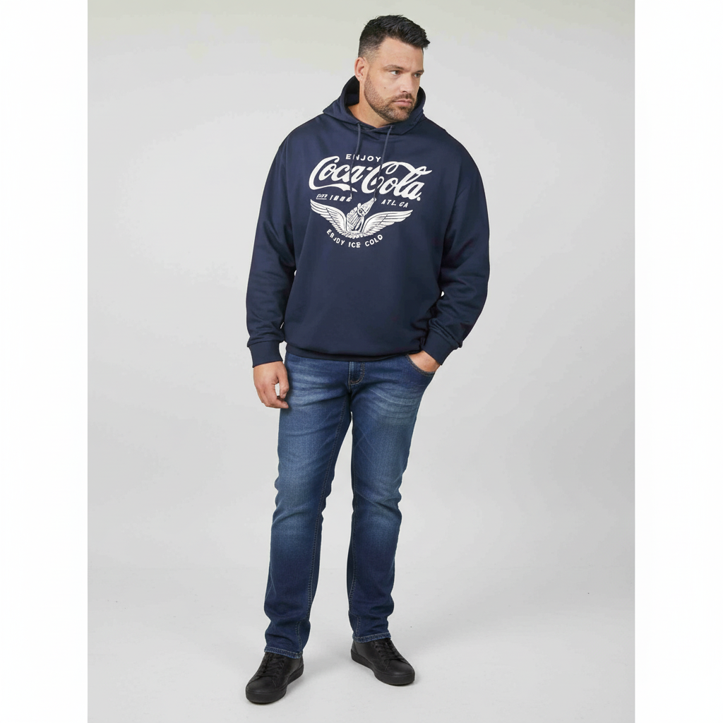 Mann trägt dunkelblauen Allsize Hoodie mit großem Coca Cola Druck und Bezug auf coca cola aktie