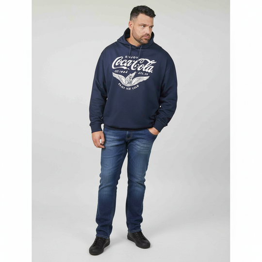Mann trägt dunkelblauen Allsize Hoodie mit großem Coca Cola Druck und Bezug auf coca cola aktie