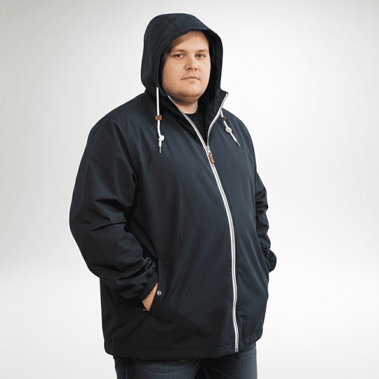 Brigg damen regenjacke in schwarz mit Kapuze und weißem Reißverschluss für regnerische Tage