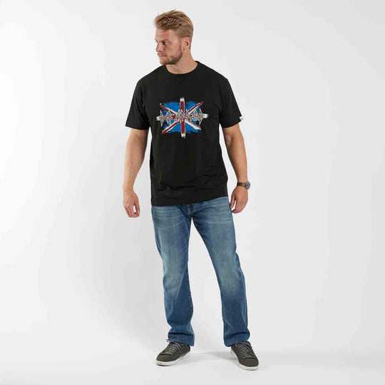 Def Leppard T-Shirt Übergröße in Schwarz mit Banddruck getragen von Mann in Jeans