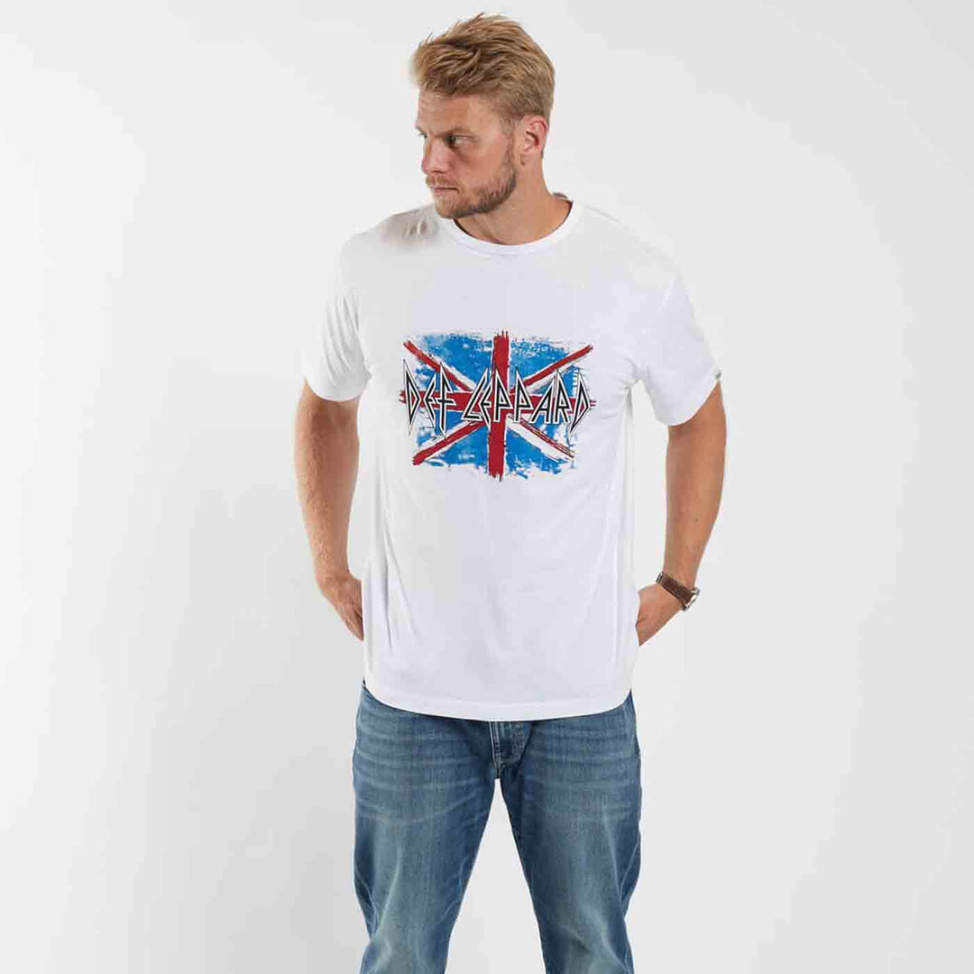 Mann trägt weißes Def Leppard T-Shirt Übergröße mit Union Jack Druck von Allsize