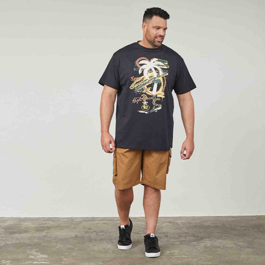 Schwarzes Allsize druck t shirt mit buntem Palmenmotiv getragen von Mann mit braunen Shorts und schwarzen Schuhen