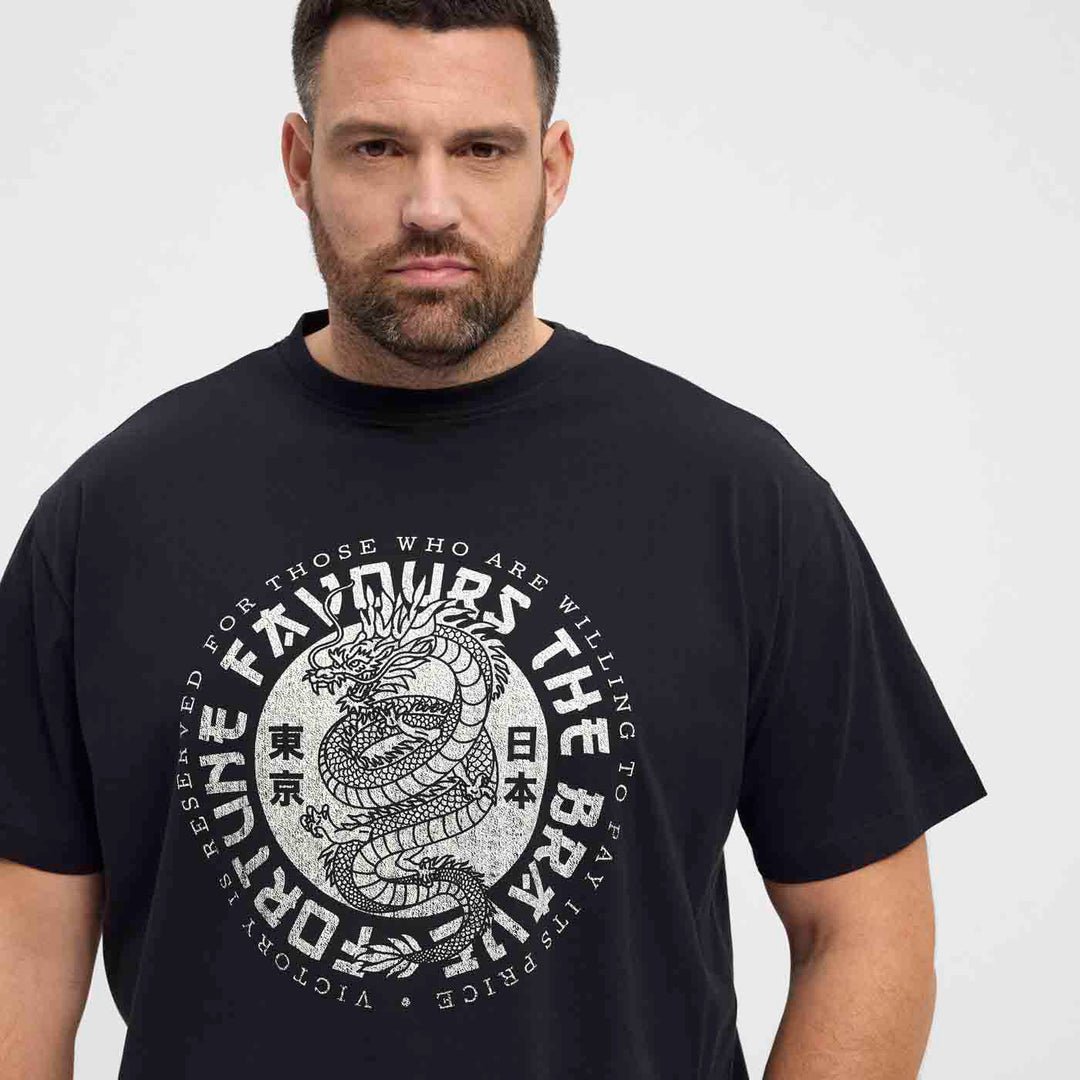 Schwarzes bedrucktes t-shirt von Allsize mit weißem Drachenmotiv und Text in Kreisform