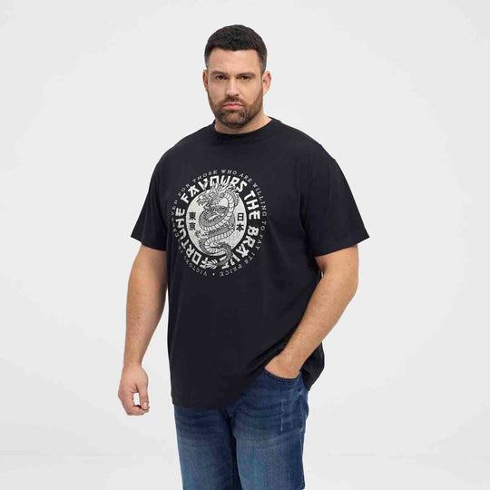 Schwarzes bedrucktes t-shirt von Allsize mit Dragon-Design und Rundausschnitt, getragen von Mann