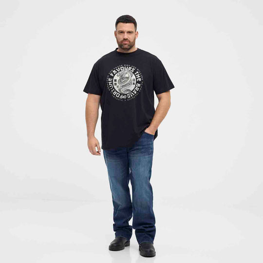 Mann trägt schwarzes bedrucktes t-shirt mit rundem weißem Motiv und blauen Jeans