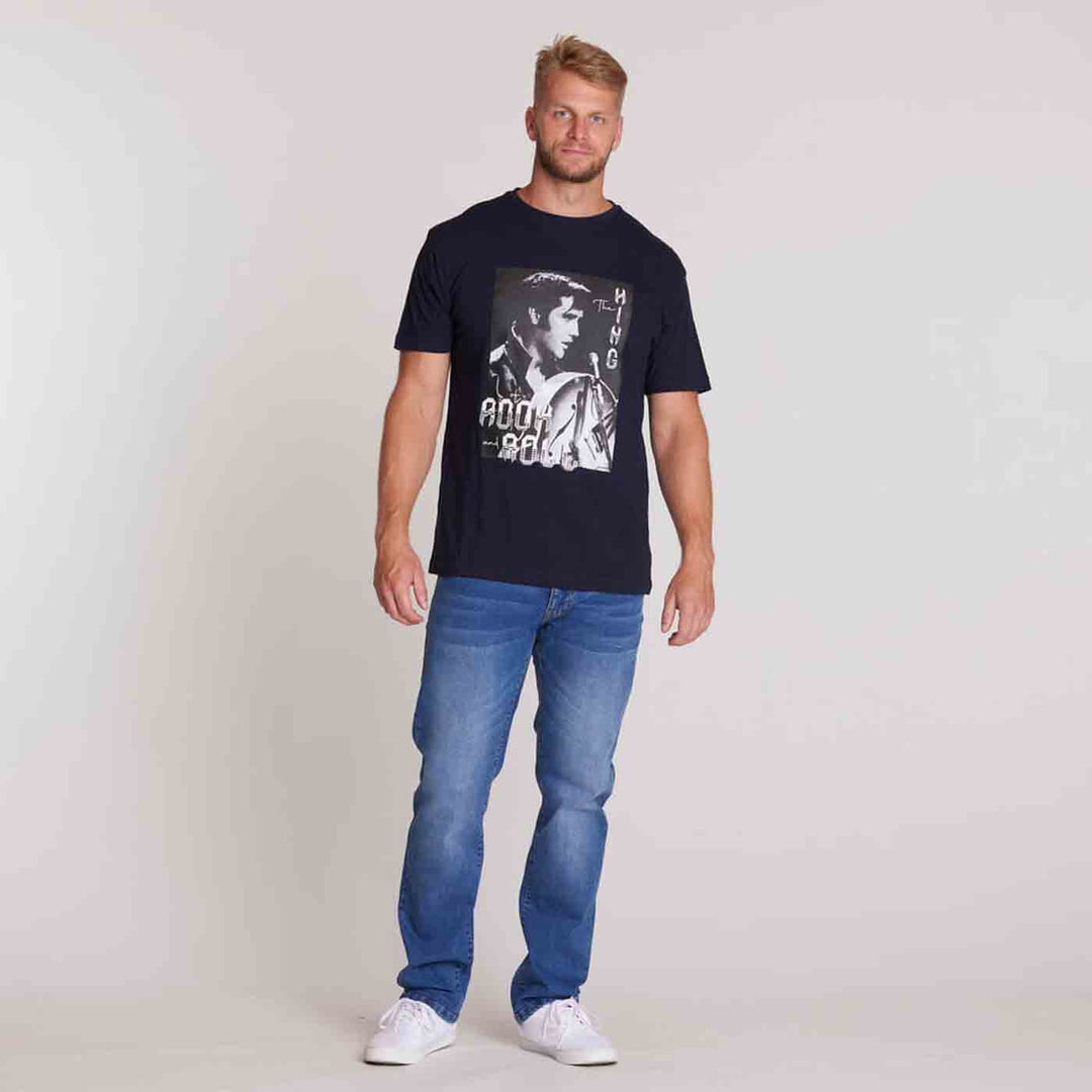 Mann trägt schwarzes Allsize Elvis T-Shirt Übergröße mit Elvis Presley Druck und blauen Jeans