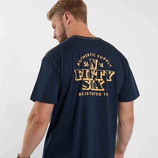 Dunkelblaues t shirt mit druck von Allsize mit gelbem Schriftzug auf dem Rücken
