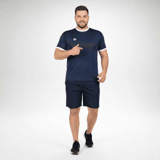 Adamo funktionsshirt herren in dunkelblau mit weißem kragen und ärmelabschlüssen von vorne getragen