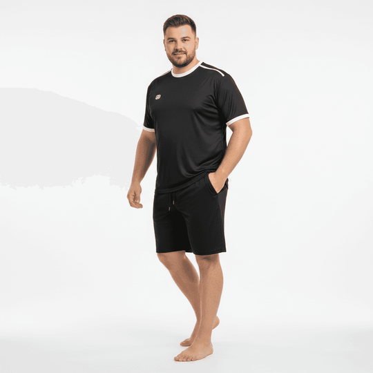 Adamo schwarzes funktionsshirt herren mit weißem Kragen und Ärmeln getragen von stehendem Mann