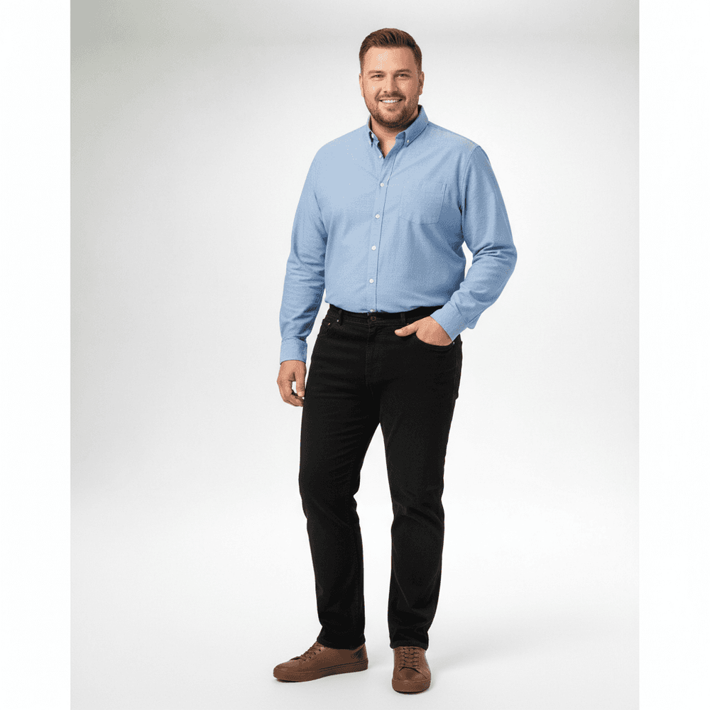 Herren Basic stretch jeans in Schwarz von BigTiger, kombiniert mit blauem Hemd und braunen Schuhen