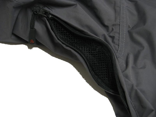 Nahaufnahme Reißverschluss mit Mesh-Innentasche der BigTiger 3in1 herren funktionsjacke in Anthrazit