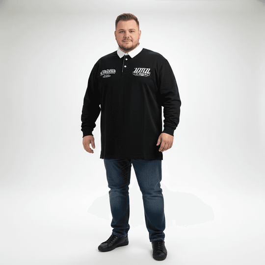 Honeymoon herren polo shirt langarm in schwarz mit weißem kragen und logos auf der brust getragen von männermodell