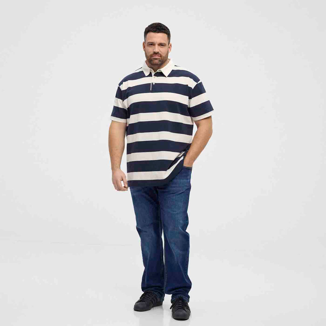 Allsize herren polo shirt mit schwarzen und weißen Streifen, kombiniert mit Jeans und schwarzen Schuhen