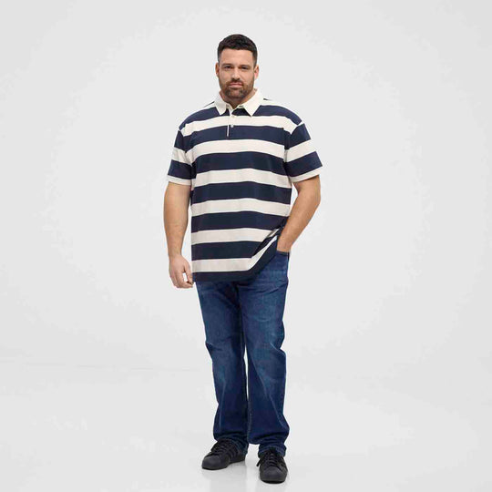 Allsize herren polo shirt mit schwarzen und weißen Streifen, kombiniert mit Jeans und schwarzen Schuhen