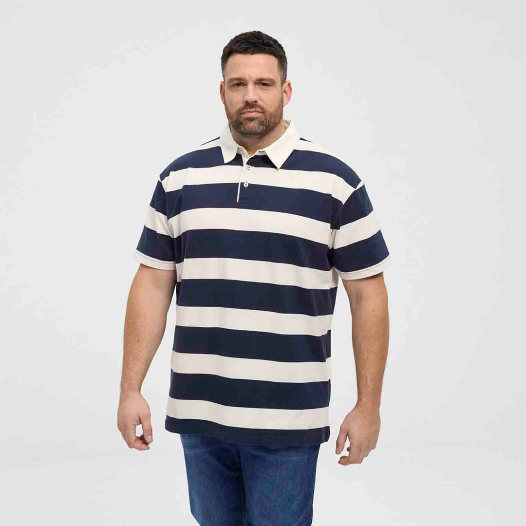 Herren polo shirt von Allsize mit breiten dunkelblauen und weißen Querstreifen und Knopfleiste