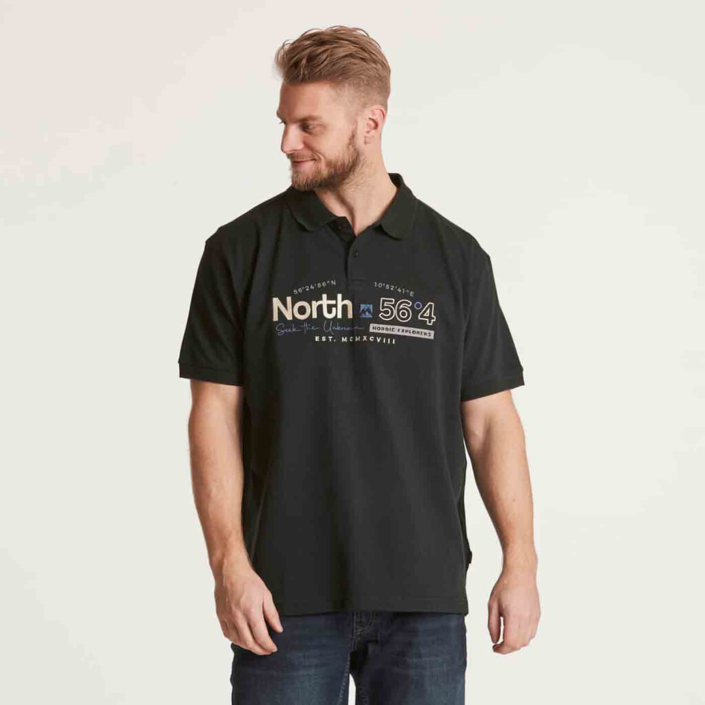 Allsize schwarzes herren polo shirt mit Kurzarm und Frontprint auf dem Modell