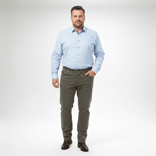 Basic Jeans Hose von Pionier in Übergröße für Herren mit blauem Hemd und schwarzen Schuhen
