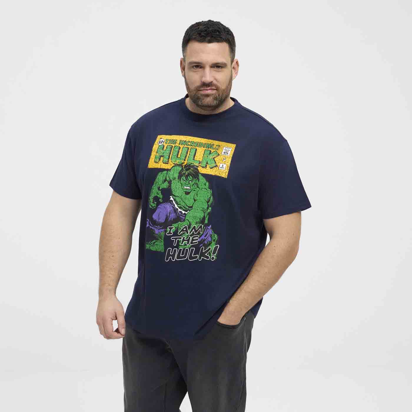 Mann trägt Allsize Hulk T-Shirt Übergröße mit grünem Hulk Comicdruck und kurzem Ärmel
