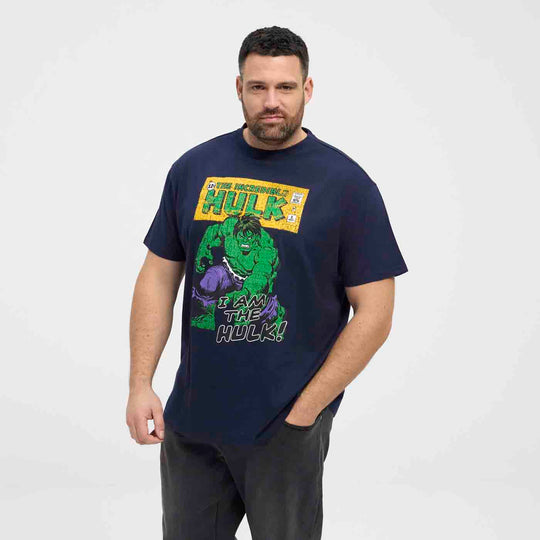 Mann trägt Allsize Hulk T-Shirt Übergröße mit grünem Hulk Comicdruck und kurzem Ärmel
