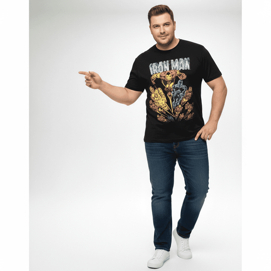 Allsize Iron Man T-Shirt Übergröße in Schwarz mit Comic-Print, getragen von Mann mit Jeans und weißen Schuhen