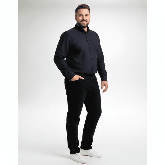 BigTiger Basic schwarze Jeans Übergröße Herren Hose getragen von Mann mit schwarzem Hemd und weißen Schuhen