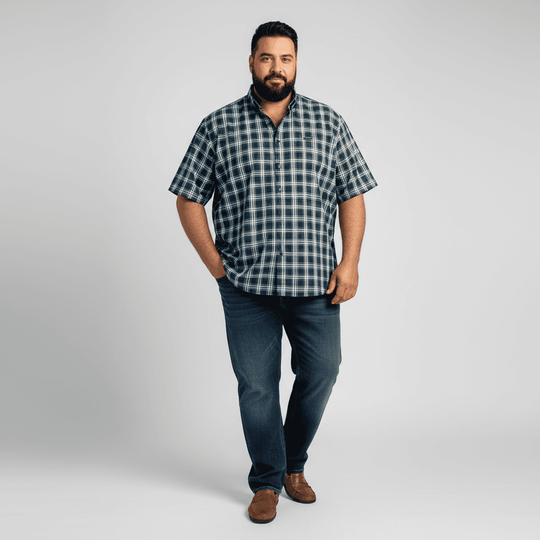 BigTiger kariertes kurzärmliges Karo Hemd Herren getragen von Mann mit Jeans und braunen Schuhen
