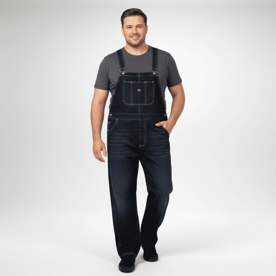 BigTiger Jeans-Latzhose Herren in Dunkelblau getragen von Mann mit schwarzem T-Shirt latzhose herren