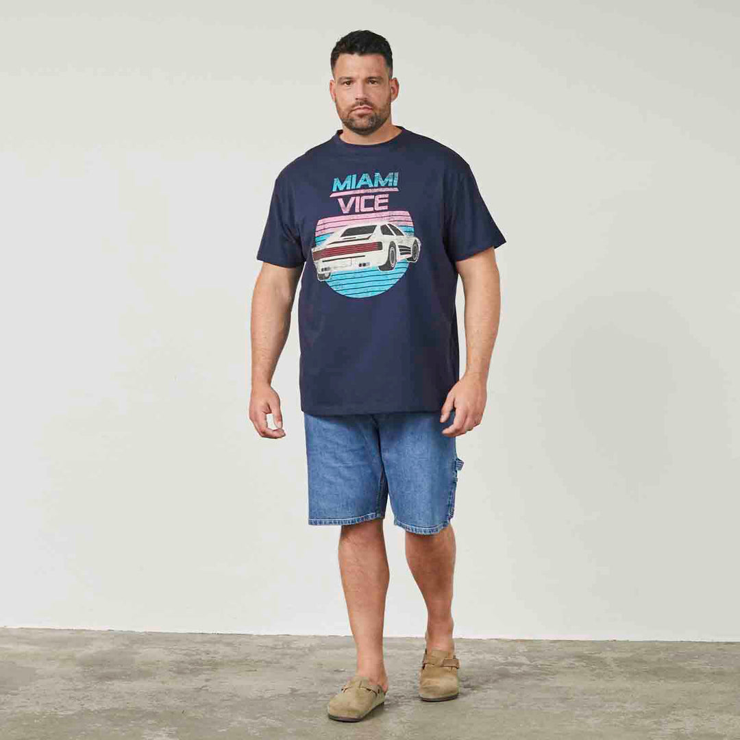 Mann trägt dunkelblaues Allsize T-Shirt mit miami vice Aufdruck und Retro-Auto-Motiv
